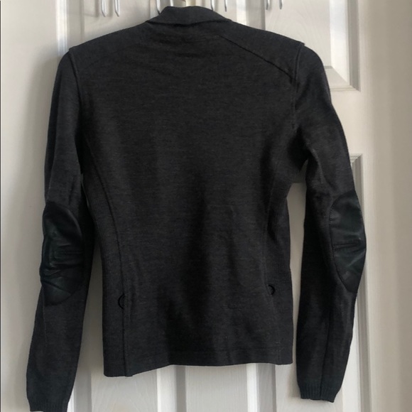 Luxurious PRADA Turtleneck  - 95% wool 😻 - Picture 8 of 11